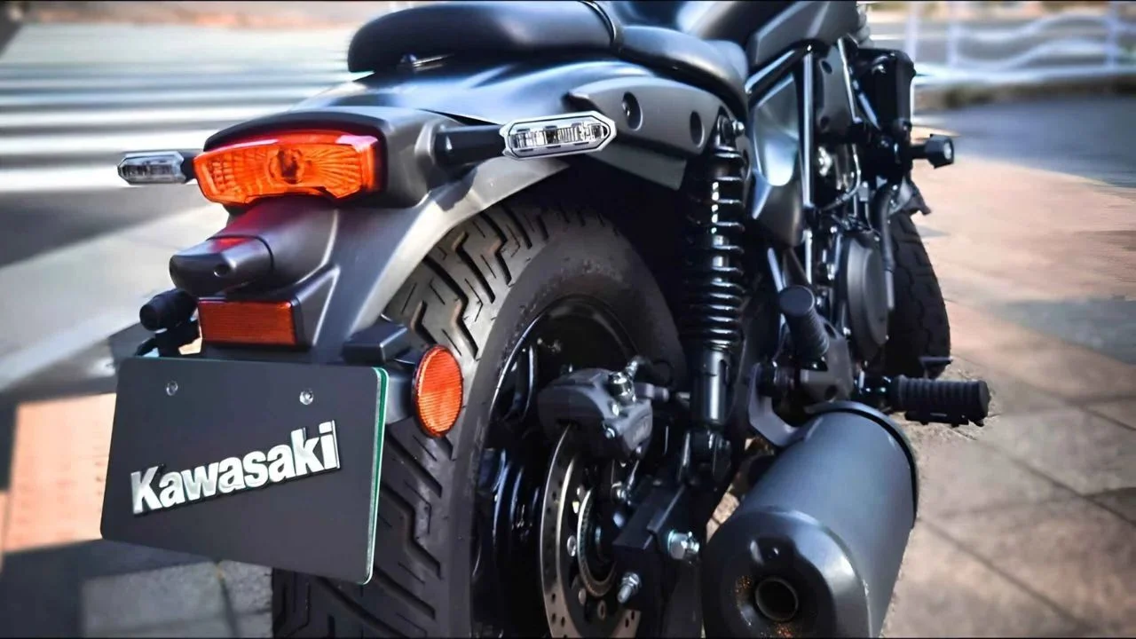 Kawasaki Eliminator 2025 Launched: A Stylish 451cc Cruiser That Beats Royal Enfield in Power and Comfort